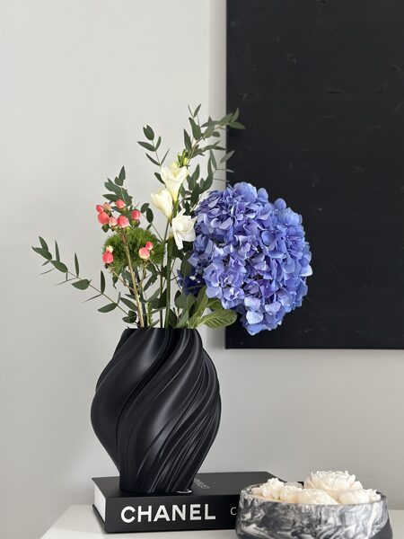 Flower vase "Black Eloisa"